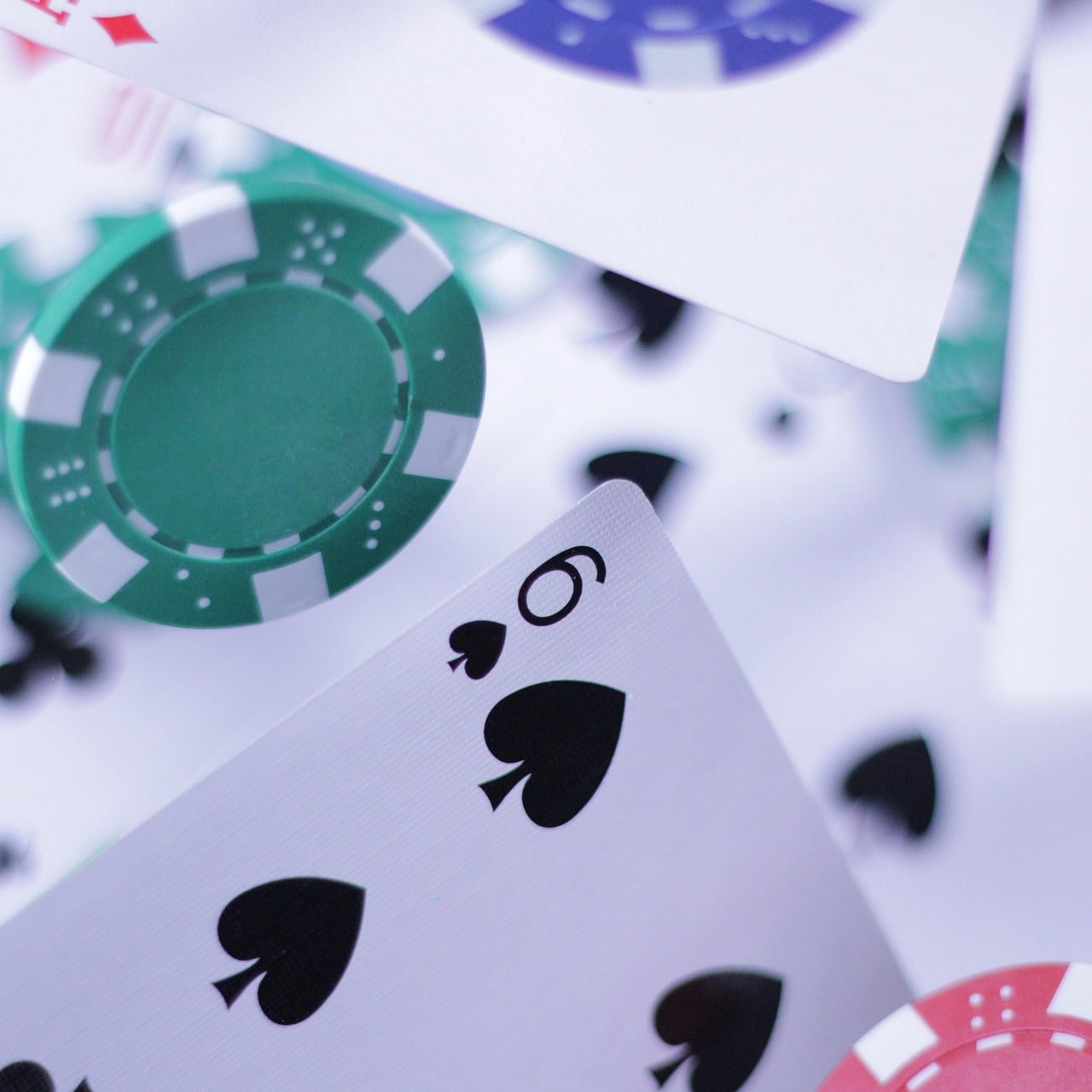 Pengguna Indonesia menikmati live casino modal77 melalui smartphone dengan tampilan responsif
